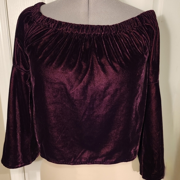 Hollister burgundy crushed velvet  bell sleeve top in size small nwt! - Picture 11 of 11